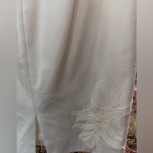 WHBM white skirt appliqué flowers. Size 4. Cotton blend. Used good conditionion - Picture 4 of 6